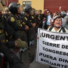 Ciudadanos protestan junto a la sede de la Prefectura, donde se encuentran los manifestantes detenidos, en Lima (Perú). EFE/Paolo Aguilar
