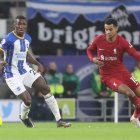El volante Moisés Caicedo (i) está en la mira de Chelsea y Liverpool por sus destacadas actuaciones con el Brighton.