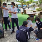 Los alumnos del Liceo Panamericano recogen y reciclan botellas de plástico.