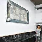 Exhibición. Uno de los cuadros del fallecido Enrique Tábara que conforman la muestra en su homenaje.