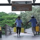 sla Santay. Los comuneros de la isla deben trasladar a diario canecas con agua desde la ciudad de Guayaquil.