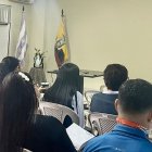 Guayaquil. Un grupo de personas asiste a uno de los talleres que imparte esta organización barrial.