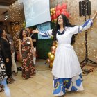 Competencia. Mitzy Elizalde, exalumna, se midió el uniforme para demostrar que tiene la misma medida de cintura que en la adolescencia.