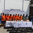 Evidencia. Además de explosivos se encontró uniformes falsos de Policía.