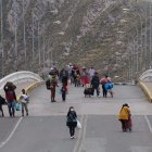 Fronteras. Varias personas cruzan a pie la frontera entre Bolivia y Perú, debido a las protestas sociales, en la población de Desaguadero.