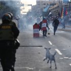 Lima. Manifestantes y policías se enfrentan durante una nueva marcha antigubernamental de este martes 24 de enero de 2023.