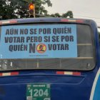 Transporte. La parte posterior de la carrocería de un bus.