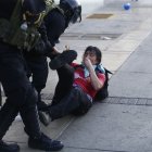 Manifestantes y policías se enfrentan durante una nueva marcha antigubernamental, hoy en Lima (Perú). La "gran marcha nacional" convocada para exigir la renuncia de la presidenta de Perú, Dina Boluarte, desencadenó este martes enfrentamientos entre cientos de manifestantes y agentes de la Policía Nacional (PNP) en calles y plazas del centro histórico de Lima. Los choques se presentaron después de que piquetes de manifestantes recorrieran en diferentes grupos el centro histórico tras concentrarse en la plaza Dos de Mayo, donde se encuentra la sede de la Confederación General de Trabajadores del Perú (CGTP), el principal gremio sindical peruano. EFE/ Hugo Curotto