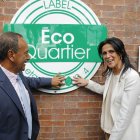 BOG400. BOGOTÁ (COLOMBIA), 24/01/2023.- La secretaria de Estado de Desarrollo, Francofonía y Colaboración Internacional de Francia, Chrysoula Zacharopoulou, sonríe hoy junto al presidente de junta del ecobarrio La Esmeralda, Pedro Abril Rodríguez, durante su visita en Bogotá (Colombia). El Gobierno francés reafirmó su compromiso de cooperación bilateral con el Ejecutivo colombiano en materia medioambiental para proyectos como los ecobarrios en ciudades y zonas rurales. EFE/Carlos Ortega