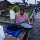 Falencias. Los comuneros deben abastecerse de agua en tanques.