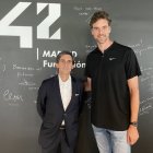 Pau Gasol junto a uno de los directivos de Telefónica, antes de firmar la alianza.