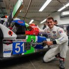 Pietro Fittipaldi posa con el auto de Hass que seguirá pilotando en las pruebas.