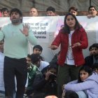 Vinesh Phogat (d) es la principal acusadora. Estuvo acompañada y respaldada por varios deportistas nacionales.