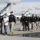 Agentes de la Organización Internacional de Policía Criminal (INTERPOL), acompañan a siete antiguos integrantes de las FARC.