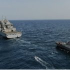 Una corbeta Sa’ar 5 de la Armada israelí se aproxima a un petrolero de reabastecimiento de la Quinta Flota estadounidense en el Mar Rojo.