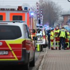 Los servicios de emergencia trabajan para atender a las víctimas del ataque en un tren a su paso por Brokstedt, Alemania, el 25 de enero de 2023.