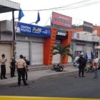 Los sospechosos del atentado, según la Policía Nacional, son dos hombres que viajaban a bordo de una motocicleta color negro.