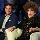 Andrea Piazzol y Gina Lollobrigida en un set de televisión hablando de su excelente relación.