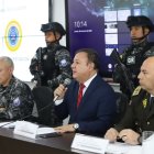 El policía desmayado se encontraba detrás del ministro Zapata durante la rueda de prensa.