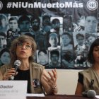 Jennie Dador (i), secretaria ejecutiva de la Coordinadora Nacional de Derechos Humanos (CNDDHH), habla durante una rueda de prensa hoy en Lima (Perú).