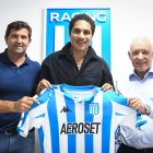 Paolo Guerrero (c) se muestra feliz sosteniendo la camiseta de Racing.