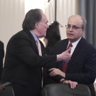 El representante permanente de Estados Unidos ante la Organización de Estados Americanos (OEA), Francisco Mora (d), conversa con su homólogo peruano, Harold Forsyth (i).
