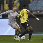 Cristiano Ronaldo (i), del Al-Nassr, intenta burlar la marca de un rival.