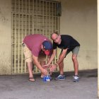 José Patiño, padre de una de las  víctimas, y otro allegado colocaron una vela en el lugar donde cayó abatido. En el sitio se hallaron 16 indicios de balas.