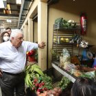 Mercados. Durante el recorrido, el asambleísta Marcos Molina visitó los mercados para hablar con los clientes y vendedores para constatar si había o no roedores en los espacios.
