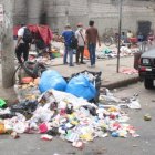 Hecho. A Una cuadra del hospital, los comerciantes ‘conviven’ con la basura.
