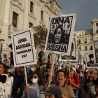 Decenas de personas participan en una nueva marcha contra el Gobierno de Dina Boluarte, en Lima (Perú)