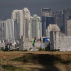 Foto referencial. Un obrero labora en una construcción cercana a la ciudad de Manila, capital de Filipinas, el 26 de enero.