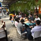 Reunión. Los universitarios llegan desde diferentes puntos de Quito, a varios espacios de entretenimiento y distracción que se ubican en esta arteria tan concurrida.