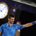 Novak Djokovic muestra su alegría luego de vencer en semifinales al estadounidense Tommy Paul.