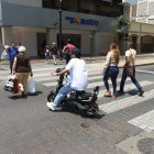 Las motos eléctricas circulan sin placas, por eso los agentes de tránsito no pueden elaborar una citación.