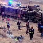 Un autobús sufrió una volcadura al norte de Perú cayendo varios metros desde una pendiente