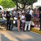 En otro extremo del área acordonada los deudos del difunto gritaban de dolor y entre ellos se abrazaban fuertemente para afrontar el trágico momento.