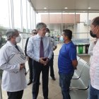 José Ruales (i) y el presidente Guillermo Lasso en el hospital de Monte Sinaí.