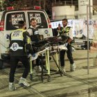 Servicios de emergencia cargan un cuerpo sin vida tras un ataque en una sinagoga en Jerusalén.