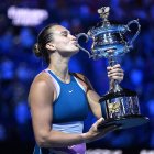 Aryna Sabalenka besa el trofeo tras ganar el Abierto de Australia.