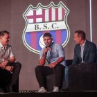 Sergio Agüero (c), exjugador argentino, en una conversación con Carlos Alfaro Moreno (i), presidente de Barcelona, y José Manuel Chatruc, animador de la Noche Amarilla.