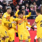 Los jugadores del FC. Barcelona felicitan a Pedri tras marcar el gol de la victoria ante el Girona.