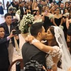 La pareja selló su amor con un cariñoso beso