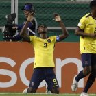 Justin Cuero (i) marcó el gol con el que Ecuador está igualando ante Uruguay