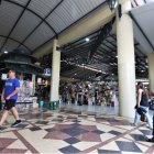 En el Mercado Central de Guayaquil puede encontrar desde platos típicos hasta juguetes.