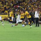 Christian Ortiz, volante de Barcelona, intenta generar juego ante el Mushuc Runa.