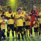 Matías Oyola (c), excapitán de Barcelona que se retiró anoche del fútbol profesional, es aplaudido por los jugadores del conjunto canario en la tradicional Noche Amarilla, donde el Ídolo presentó su plantilla.