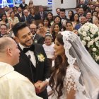 Durante la ceremonia, los esposos con el padre Diego.