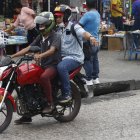 Por todos lados de la ciudad y a todas horas circulan dos personas en moto.