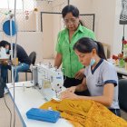 Los estudiantes se involucran en la industria de la confección.